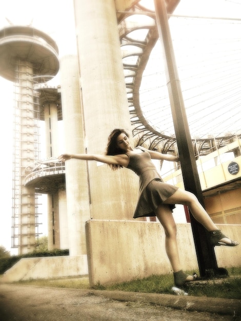 Photo young woman posing on pole