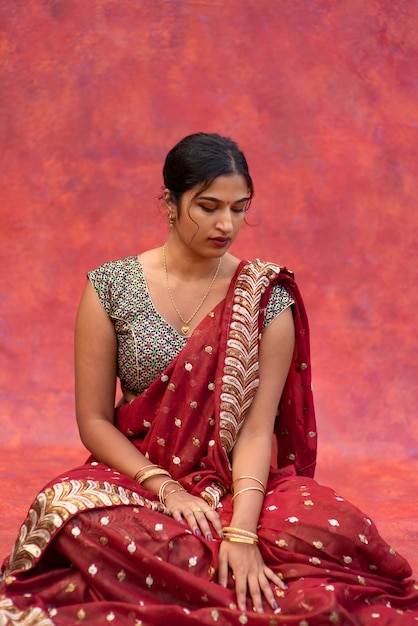Foto giovane donna in posa indossando il tradizionale indumento sari