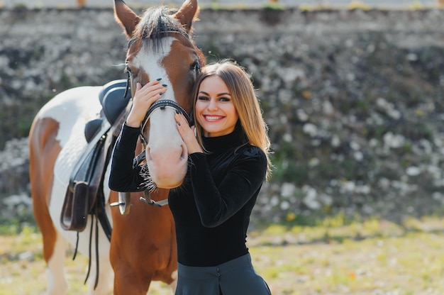 若い女性が馬でポーズ