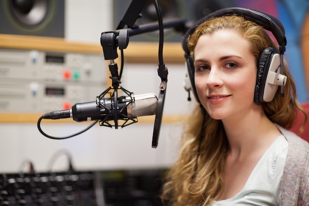 Photo young woman posing with a microphone