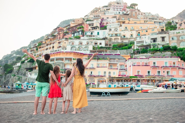 Giovane donna nel villaggio di positano sullo sfondo