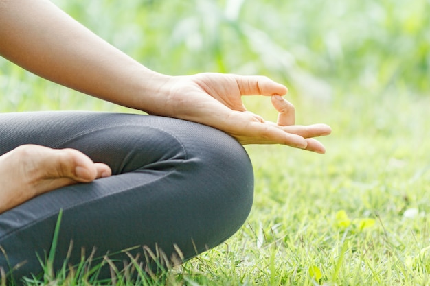 Foto giovane donna pratica dello yoga