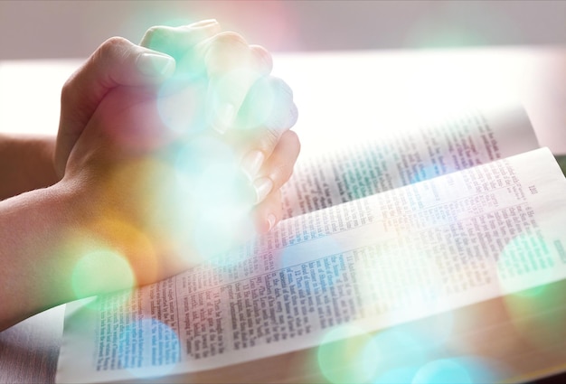 Photo young woman pray with holy bible