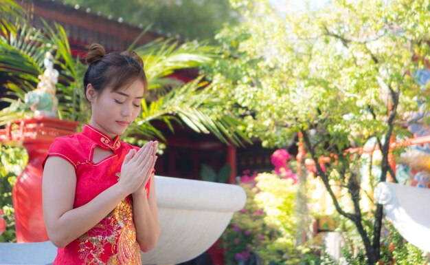 Photo young woman praying at temple