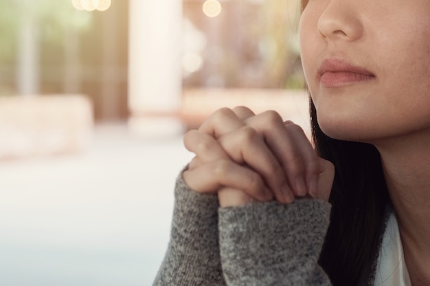 写真 若い女性が祈る