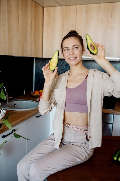 若い女性が家庭で野菜サラダを準備するビーガン料理