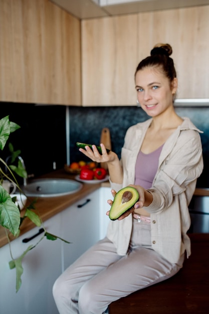若い女性が家庭で野菜サラダを準備するビーガン料理