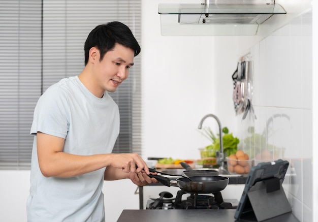 家で料理をしている若い女性