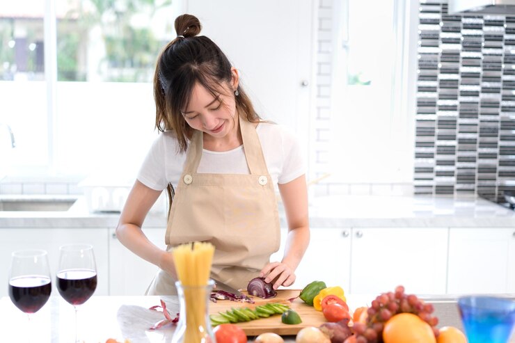 Photo 家で料理をしている若い女性