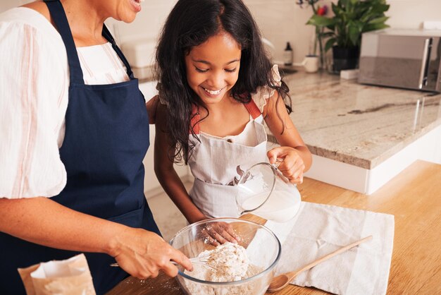 Photo young woman preparing food at home