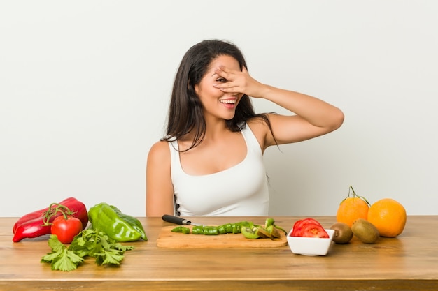 健康的な食事を準備する若い女性の指の間で点滅