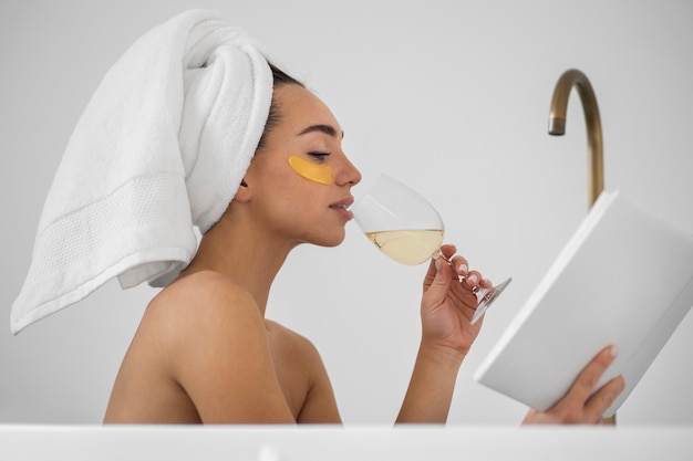 Foto giovane donna che si prepara per l'ora del bagno