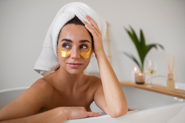 Foto giovane donna che si prepara per l'ora del bagno