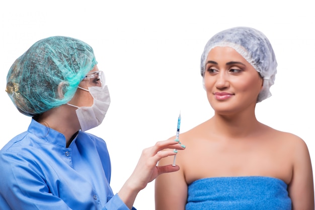 Foto giovane donna che prepara per la chirurgia plastica isolata su bianco