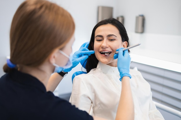 Молодая женщина на профилактическом осмотре у стоматолога