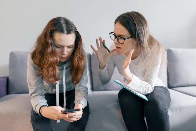 Psicologo professionista della giovane donna che parla con la ragazza dell'adolescente