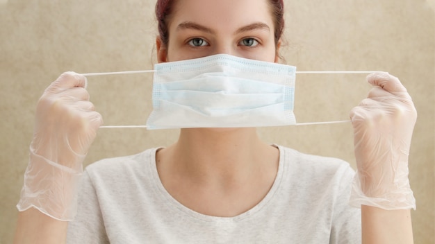 若い女性が医療用マスクを着用、コロナウイルスの予防、COVID-19の発生