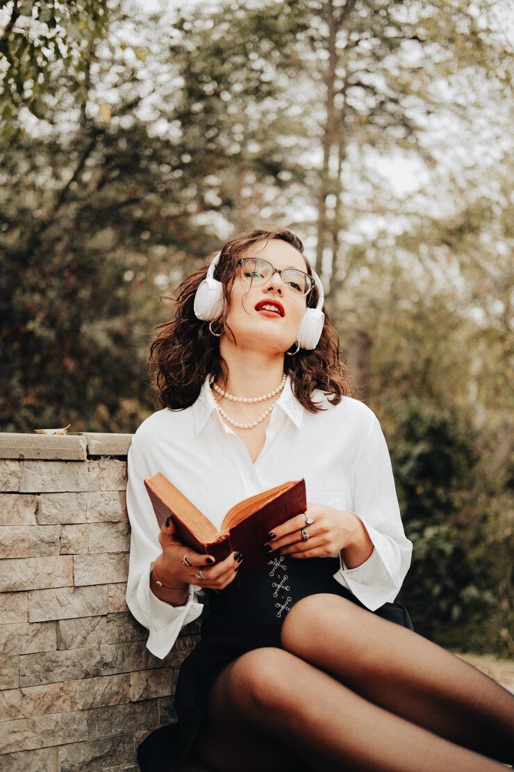 Фотография молодая женщина читает книгу.