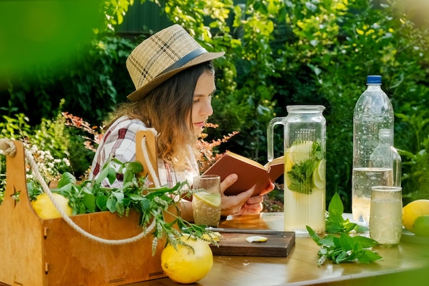 裏庭の庭で本を読む若い女性夏のレジャー活動