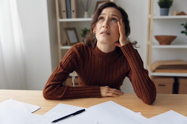 Foto giovane donna che legge un libro a casa