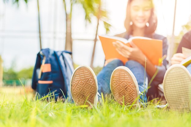 写真 畑で本を読んでいる若い女性