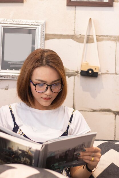 Photo young woman reading book