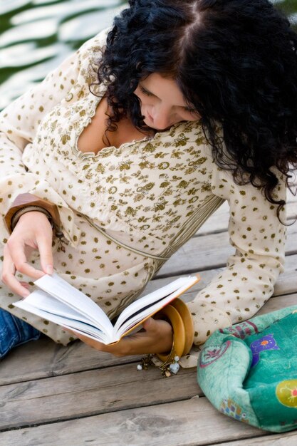 Foto giovane donna che legge un libro