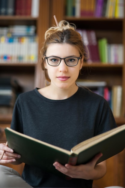 Foto giovane donna che legge un libro