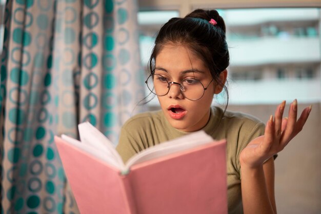 Photo young woman reading book