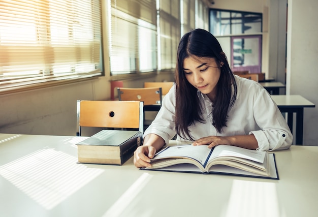 Photo young woman reading book.