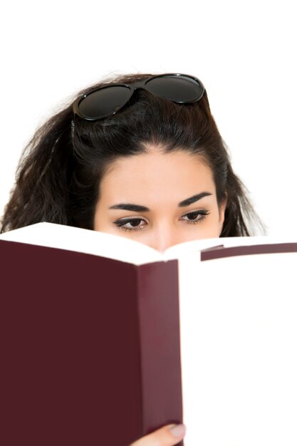 Foto giovane donna che legge un libro