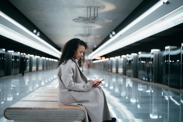 Молодая женщина читает электронную почту на своем смартфоне