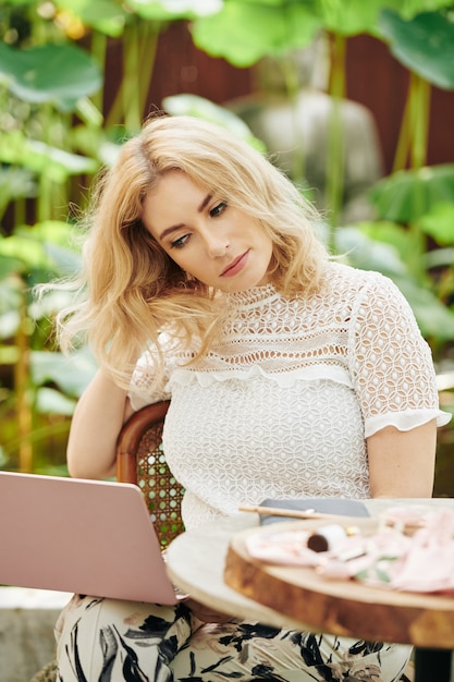 Young woman reading news online