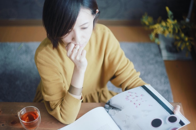 写真 本を読んでいる若い女性