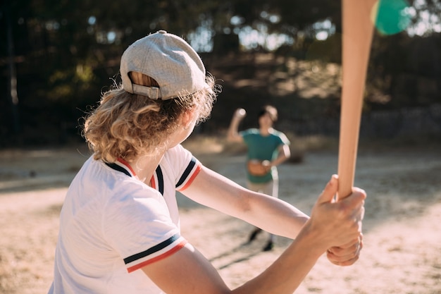 Foto giovane donna pronta a colpire con la mazza da baseball