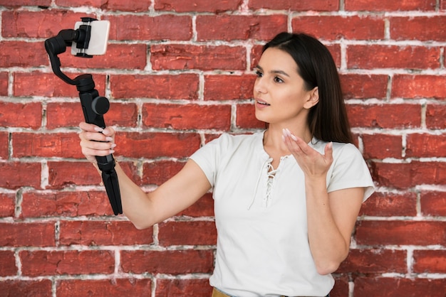 Photo young woman recoding a video