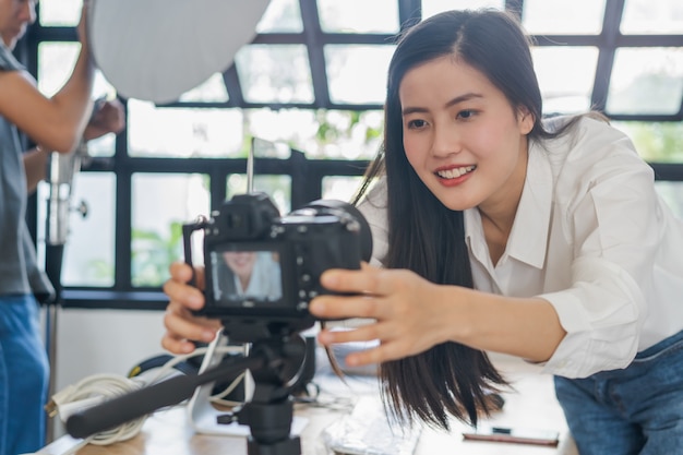 젊은 여성이 그녀의 채널에 비디오 콘텐츠를 기록