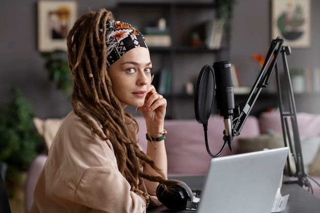 Photo young woman recording podcast medium shot