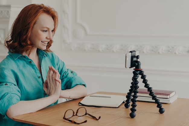 Photo young woman recording a video on smartphone