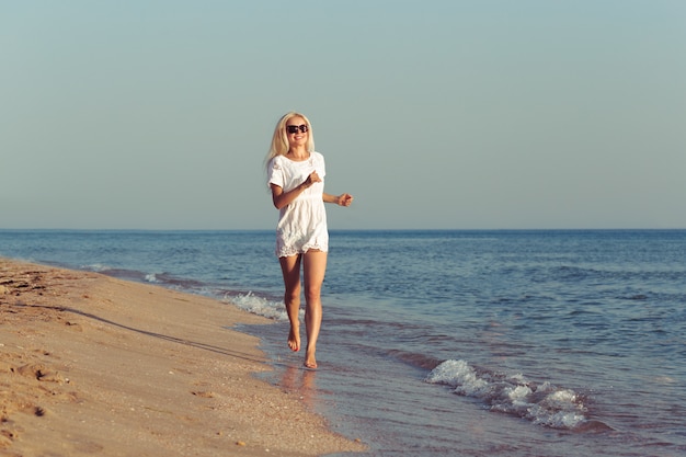 Giovane donna che si distende sulla spiaggia