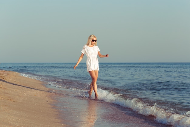 Молодая женщина, отдыхая на пляже