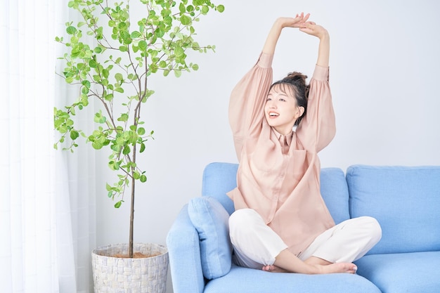 明るい部屋でくつろぐ若い女性