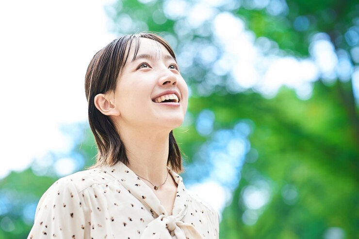 Photo 緑の空間でリラックスしている若い女性