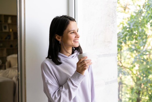 Photo young woman relaxing at home