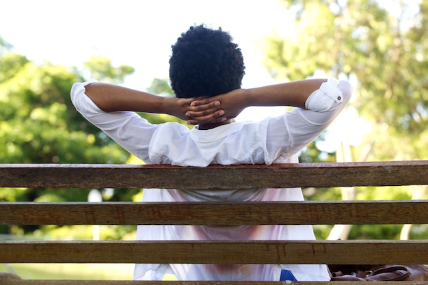 Photo young woman relaxing on a park bench