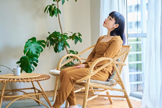 Photo young woman relaxing in the room
