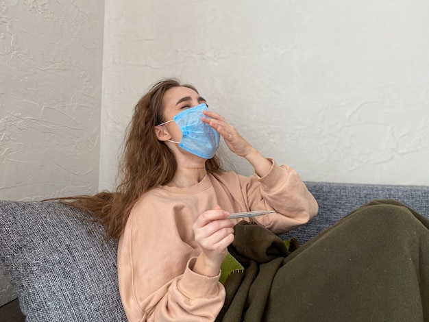 Photo young woman remains isolated at home with signs of a viral infection. a woman on outpatient treatment. home quarantine concept, coronavirus