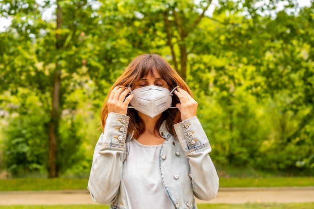 サージカルマスクを外して最後に微笑む若い女性