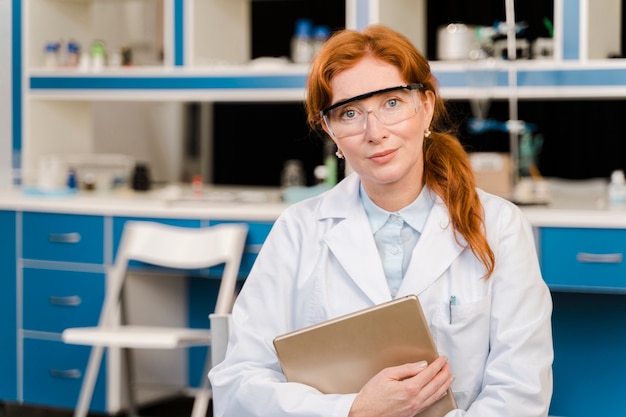 Photo young woman researcher wearing glasses