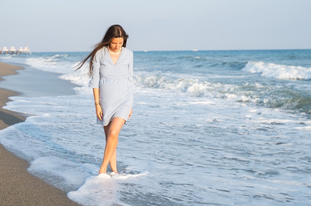 若い女性と海の近くで休む。